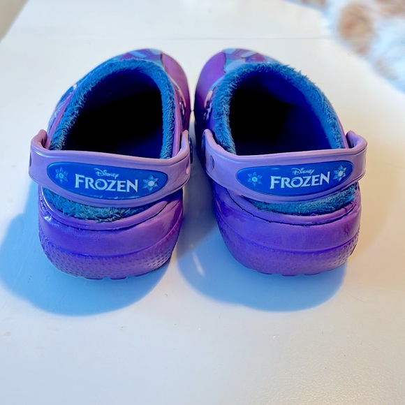 Frozen Crocs, girls size 10c, fuzzy inside, excellent condition 👌🏻 - Picture 2 of 3